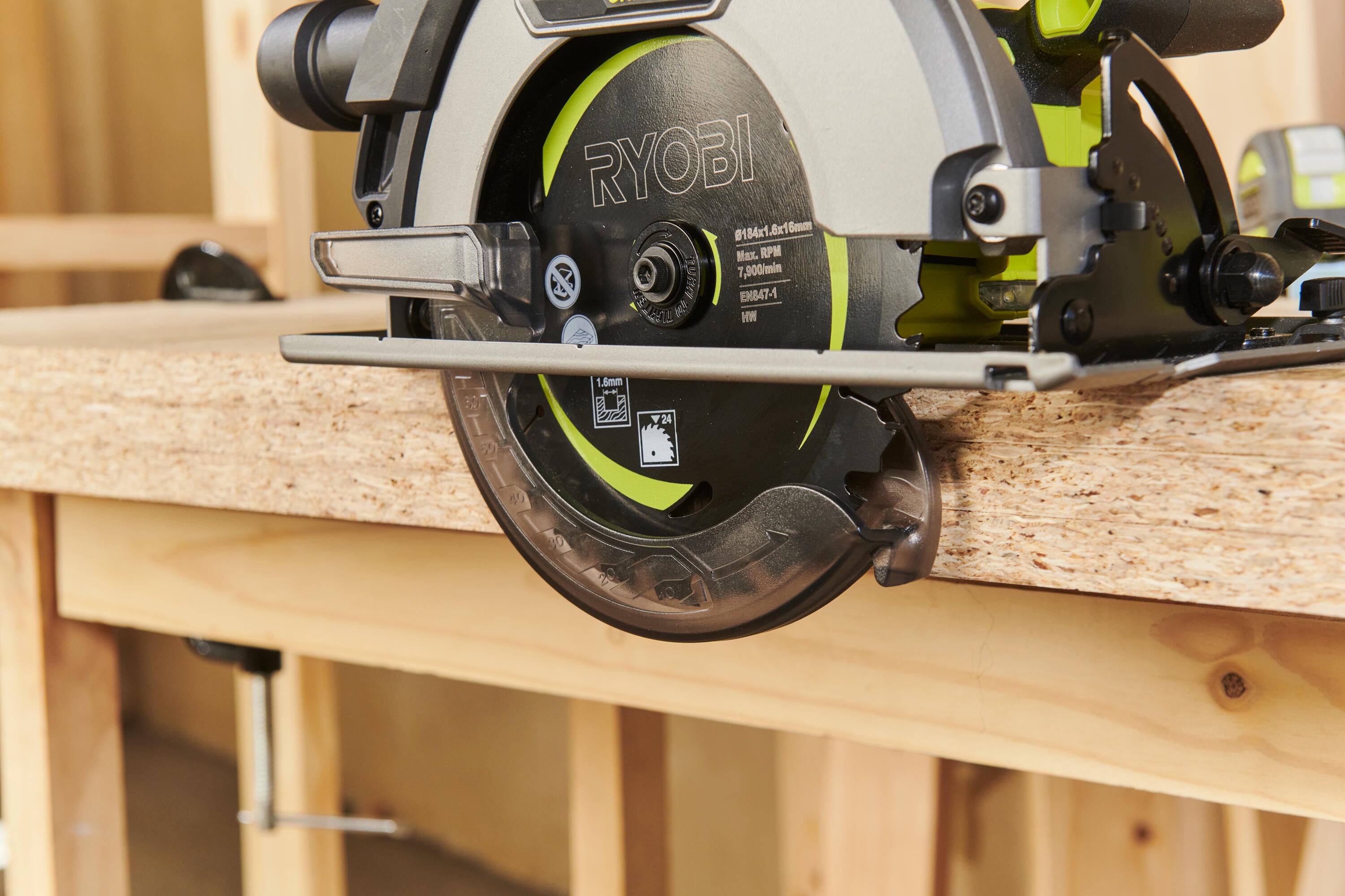 Scie circulaire sans fil 18V Diam.184 mm - RYOBI - RCS18X1-0 - 2