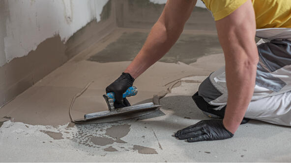 zdjęcie przedstawia nakładanie hydroizolacji przez fachowca 