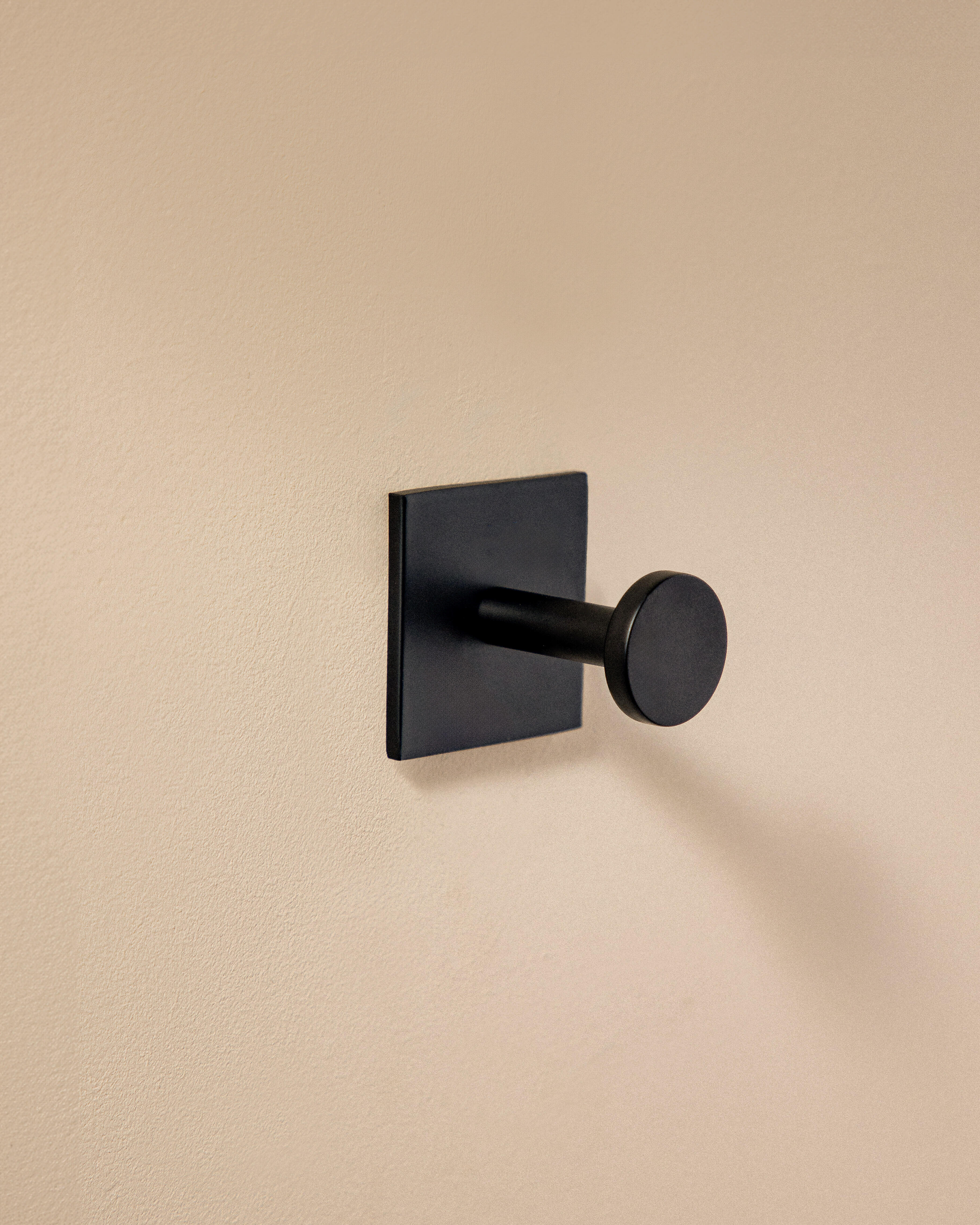 1 percha/colgador adhesivo de baño Link negro de latón - 3