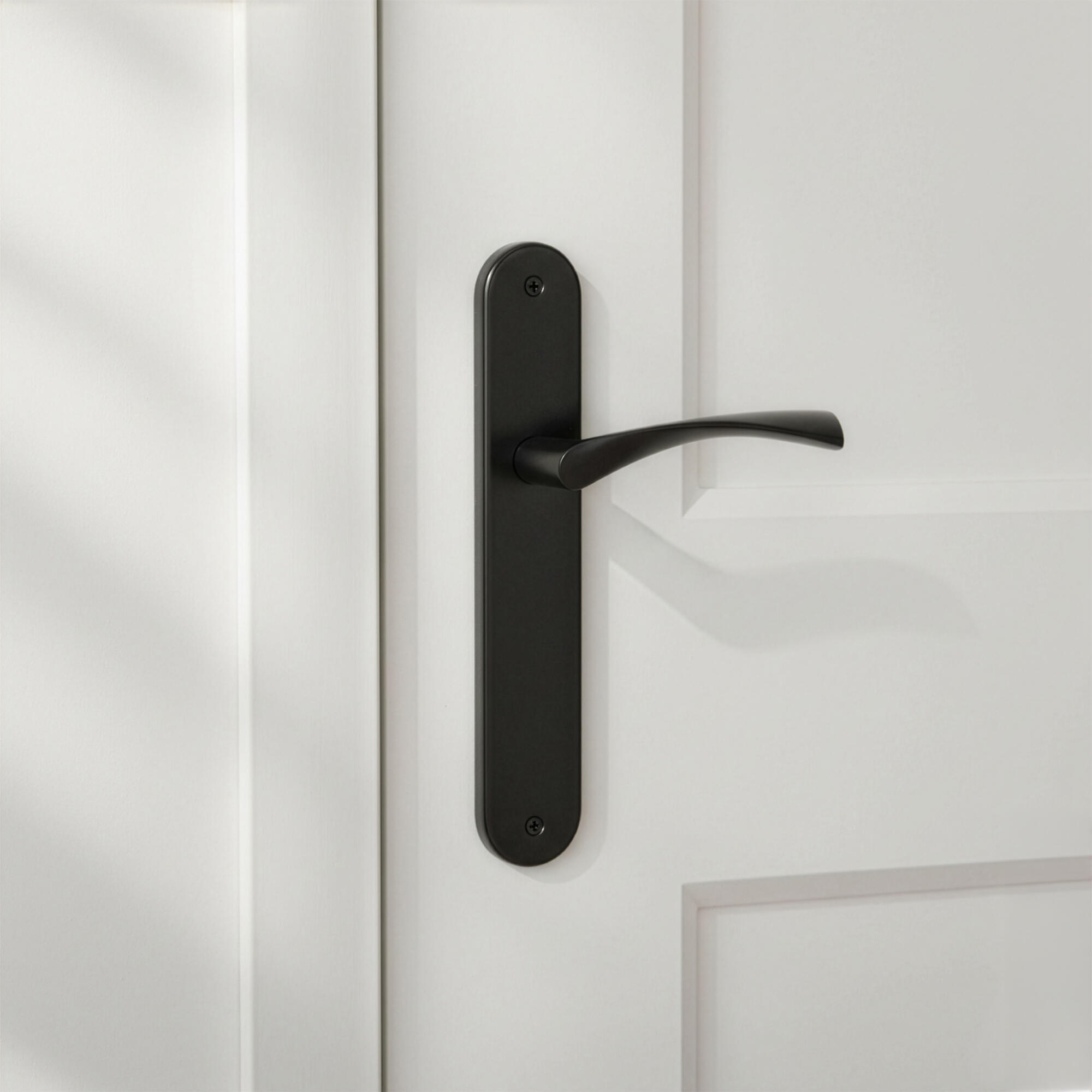 Manilla con placa para puerta en aluminio niquelado color negro 240x45mm - 3