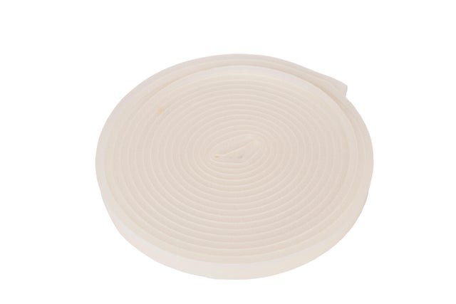 Burlete para ventanas y puertas espuma en color blanco, 9 mm de anchura x 12 m de longitud. Perfil junta plano. Recortable. Tipo de instalación encolado.