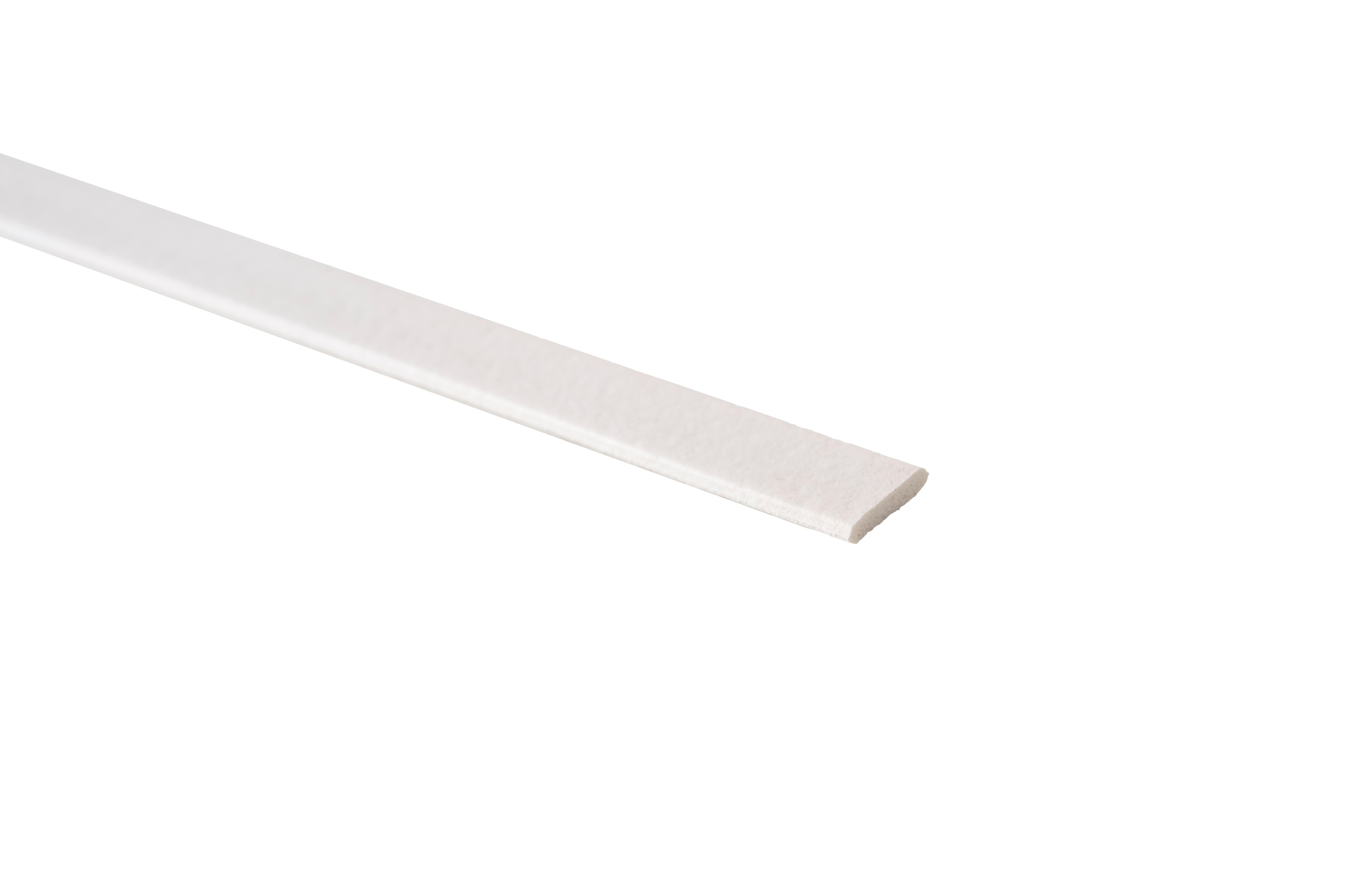 Cinta adhesiva de sellado para duchas y baños AXTON en color blanco, 22 mm de anchura x 2.4 m de longitud. Impide el paso del agua. Perfil junta D. Recortable. Tipo de instalación encolado. - 6