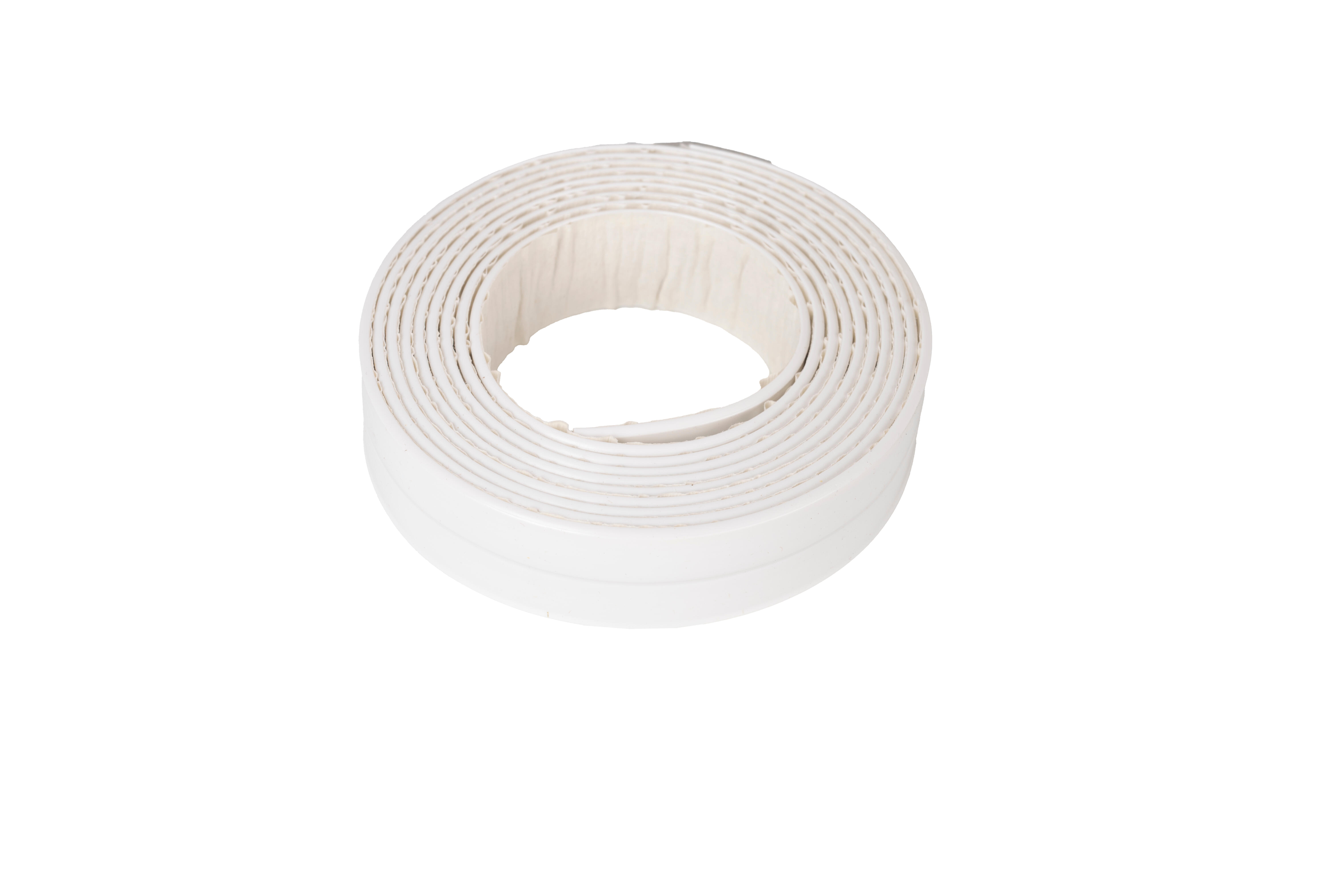 Cinta adhesiva de sellado para duchas y baños AXTON en color blanco, 22 mm de anchura x 2.4 m de longitud. Impide el paso del agua. Perfil junta D. Recortable. Tipo de instalación encolado. - 3