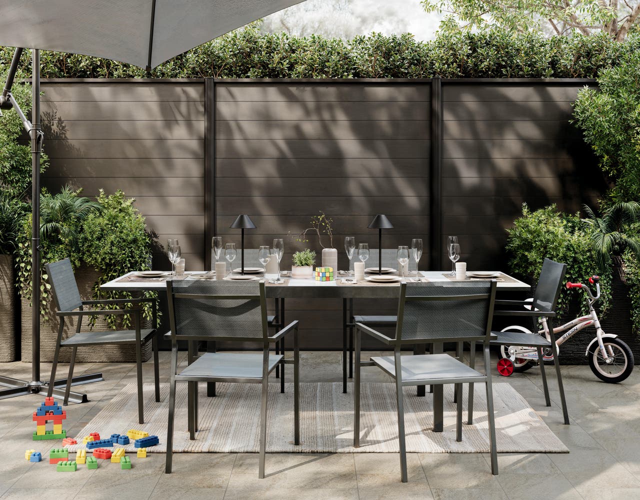 Diapositive Tavolo allungabile e sedie coordinate per cene in giardino