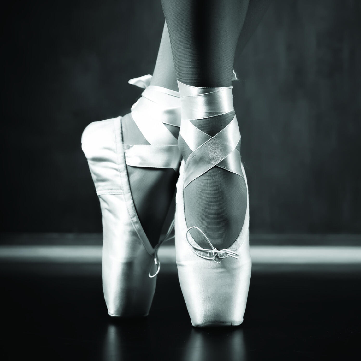 Lámina Deporte cuadrada de 30 x 30 cm. Papel Zapatos Puntilla negro y blanco - 2