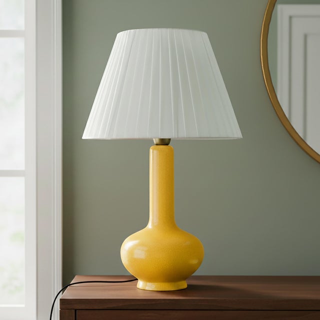 Lámpara de mesa compatible con casquillo E27 Bell II XTRELAMP con estructura cerámica amarilla pantalla blanca de algodón alimentación a red