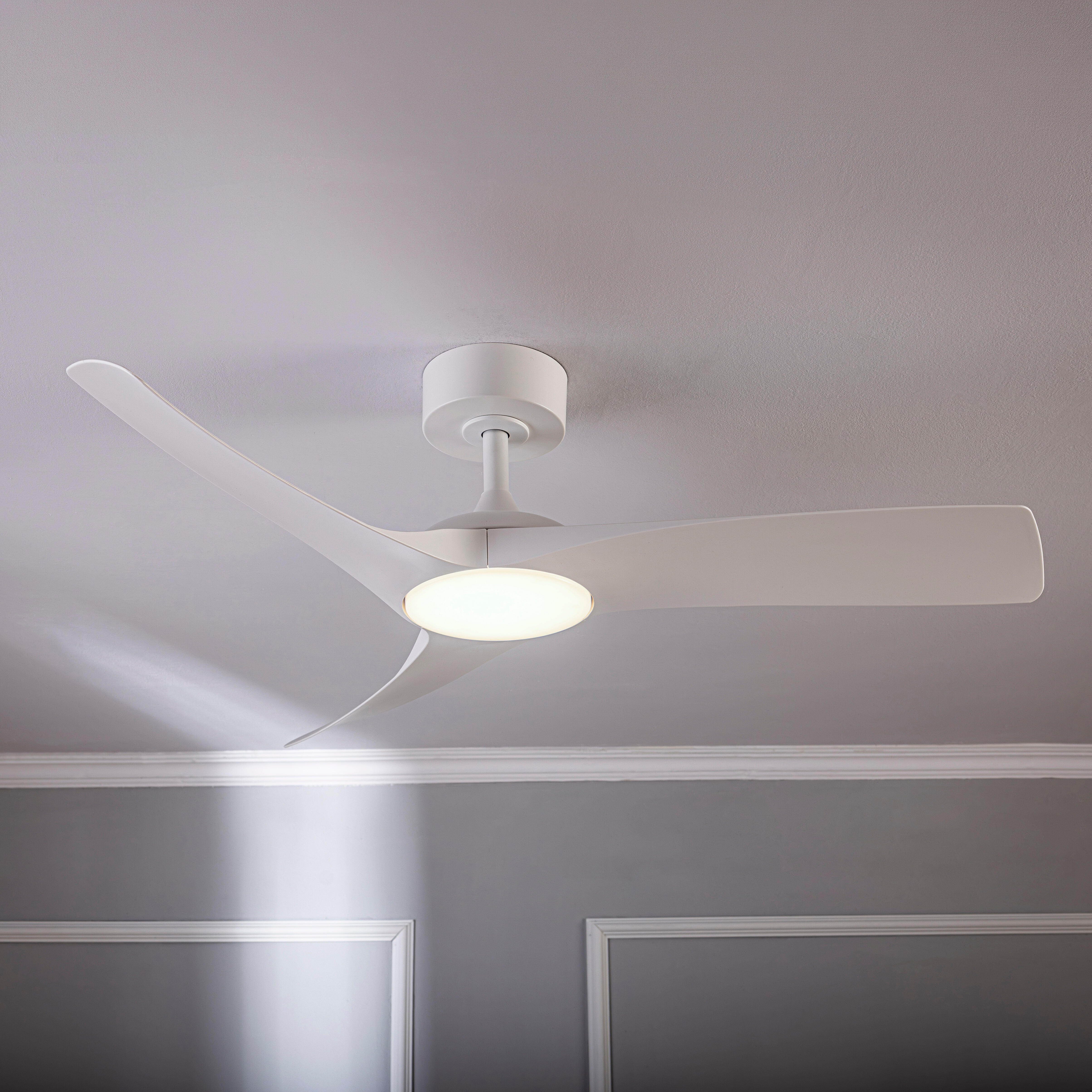 Ventilador de techo con luz silencioso DC 34W con mando WiFi/ APP ø112 cm Aruba Plus INSPIRE blanco luz CCT 3 aspas| 6 velocidades| modo verano/invierno| brisa| temporizador| recomendado de 13 a 20m² - 2