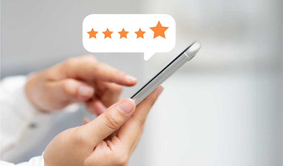 Cliente che lascia una recensione dal proprio smartphone
