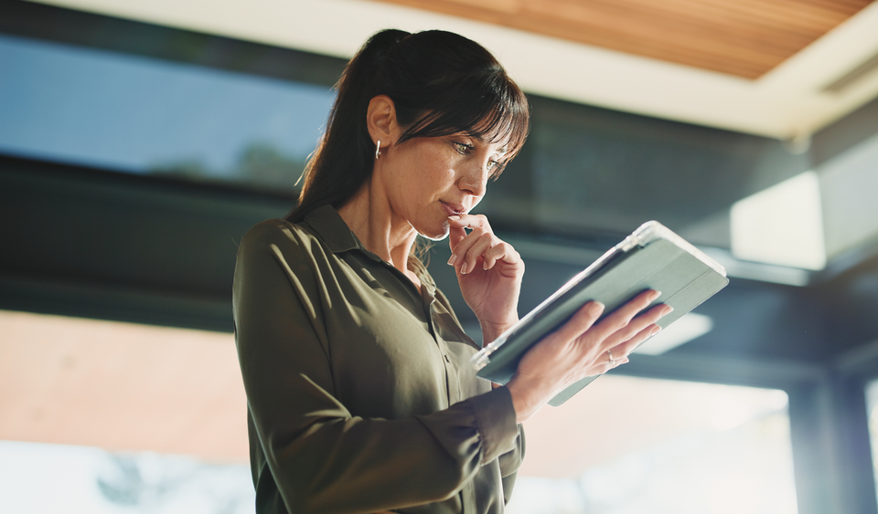 Cliente che consulta nuove idee su un tablet