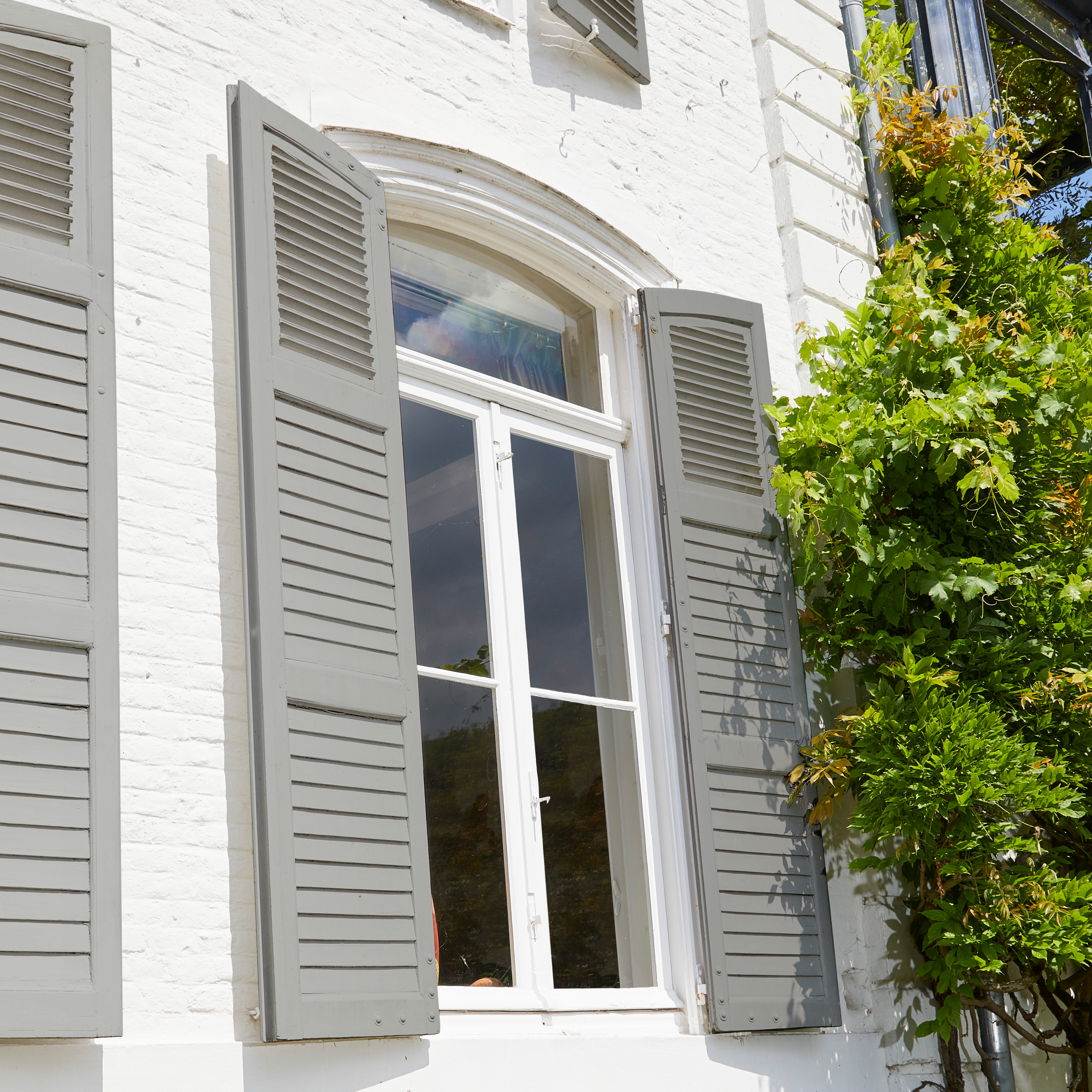 okiennice domowe przemalowane podkładem - 4