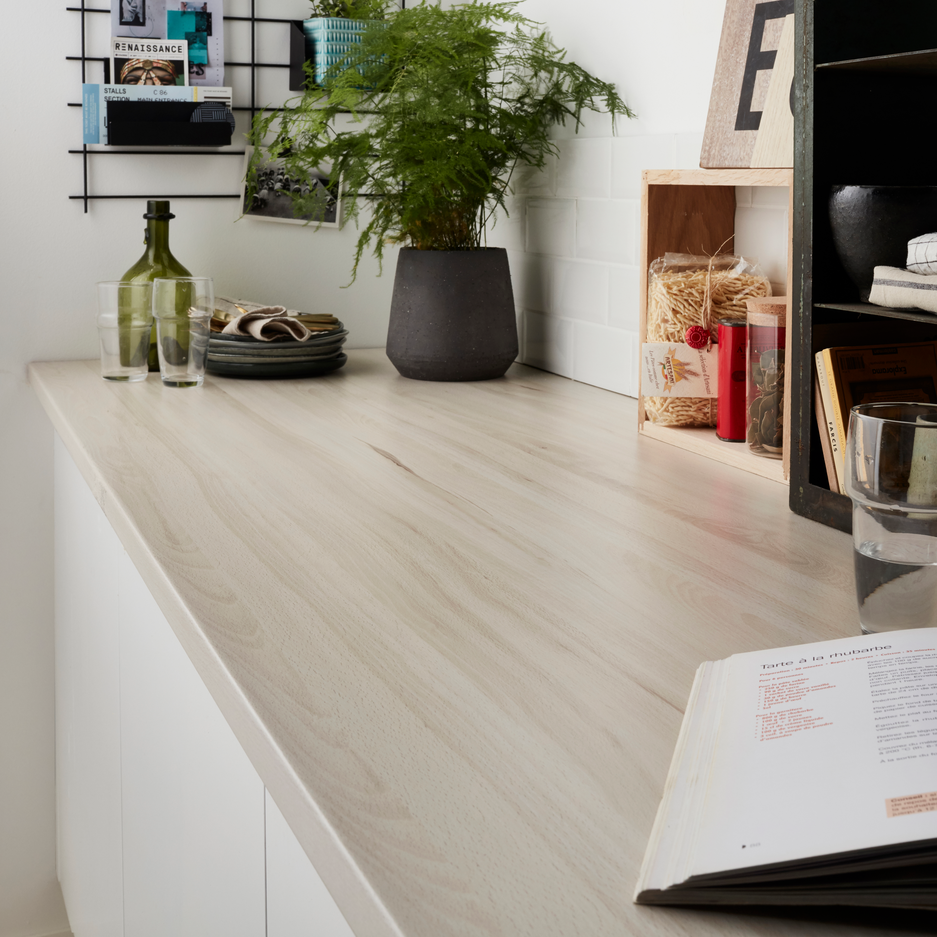 Un plan de travail stratifié effet hêtre pour un déco apaisante Leroy Merlin