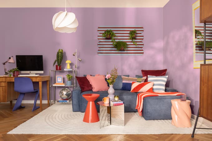 salon dopamine decor z fioetową ścianą 