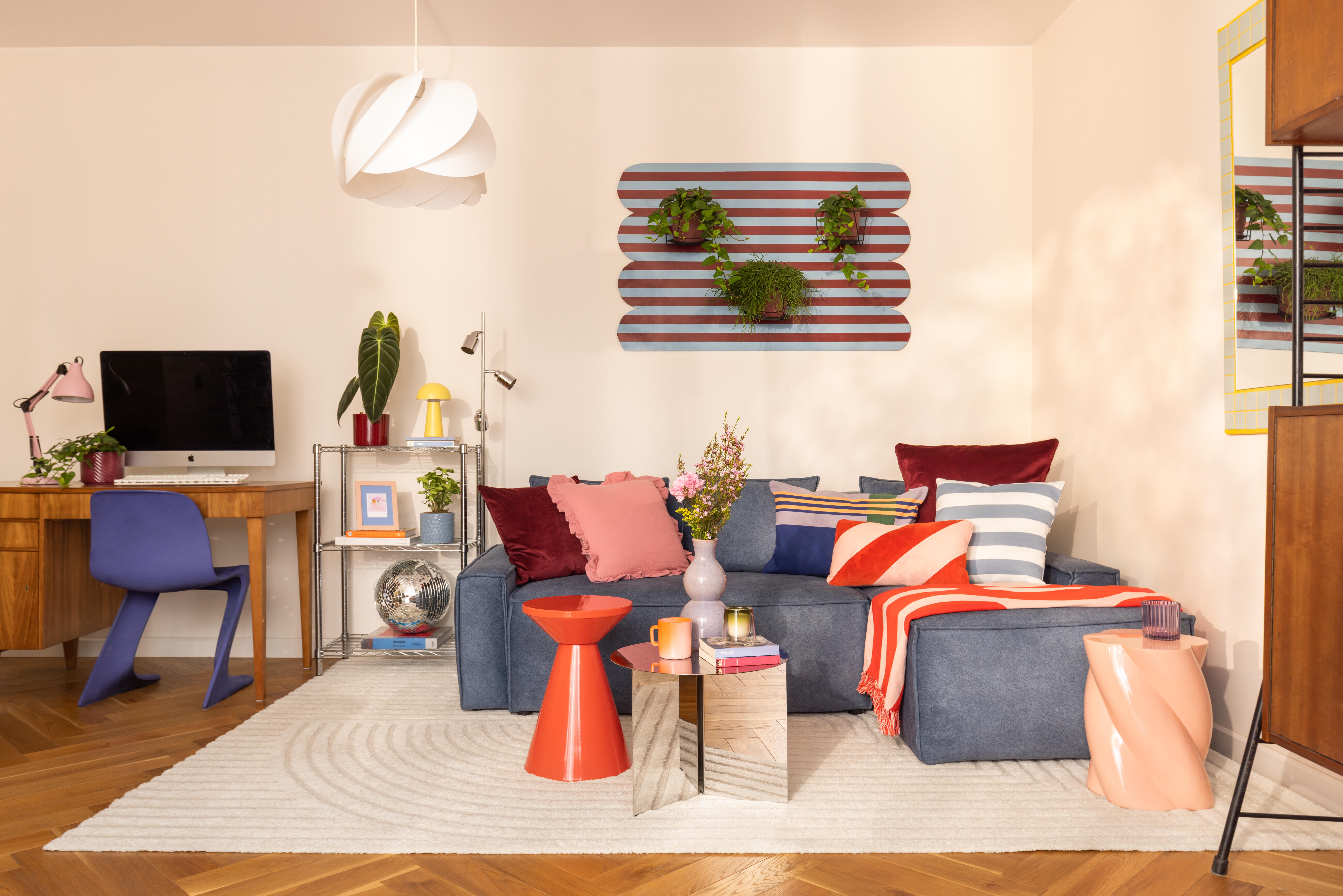salon w stylu dopamine decor