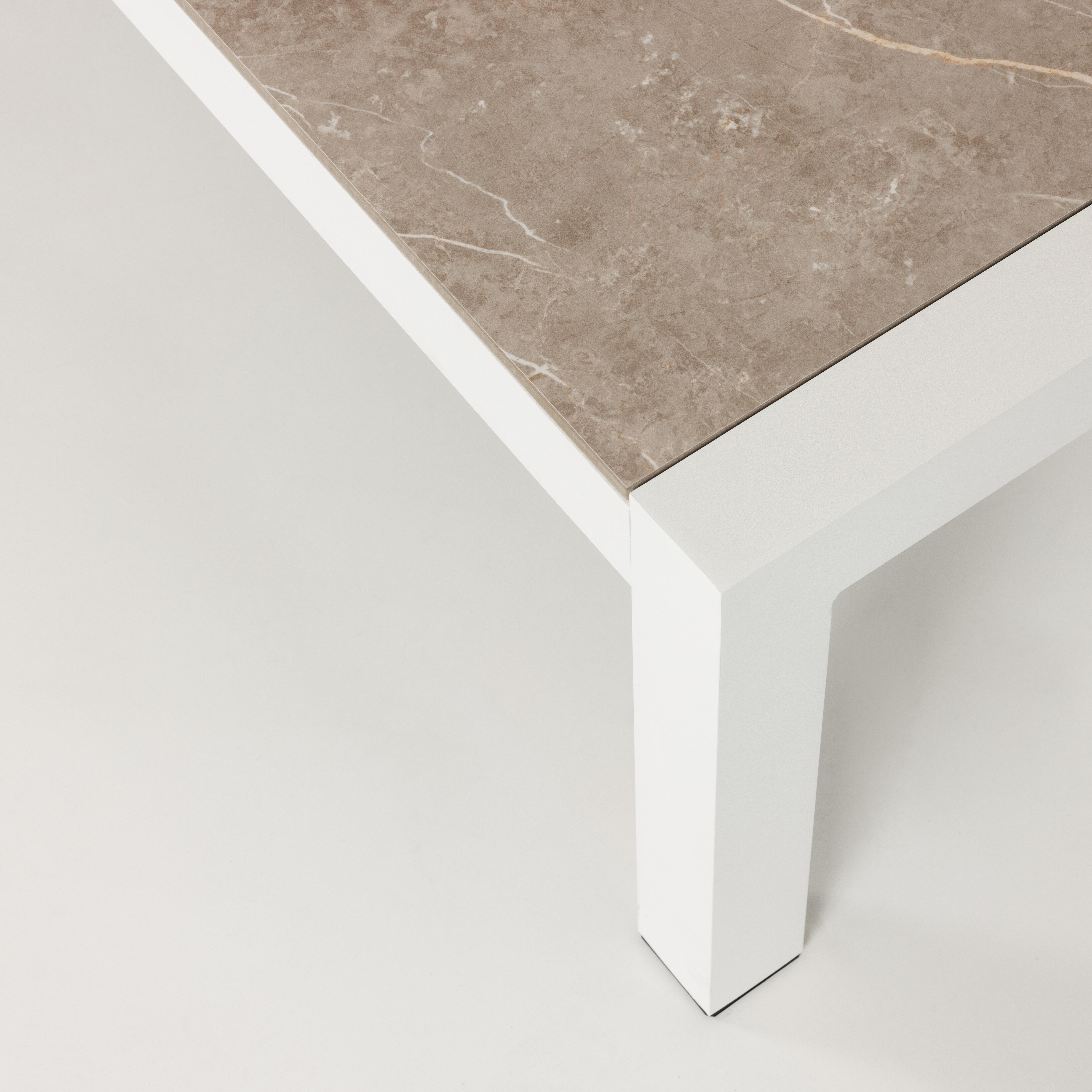 Mesa auxiliar de aluminio y cerámica Luca blanco Taupe de 132x42x60 cm - 14