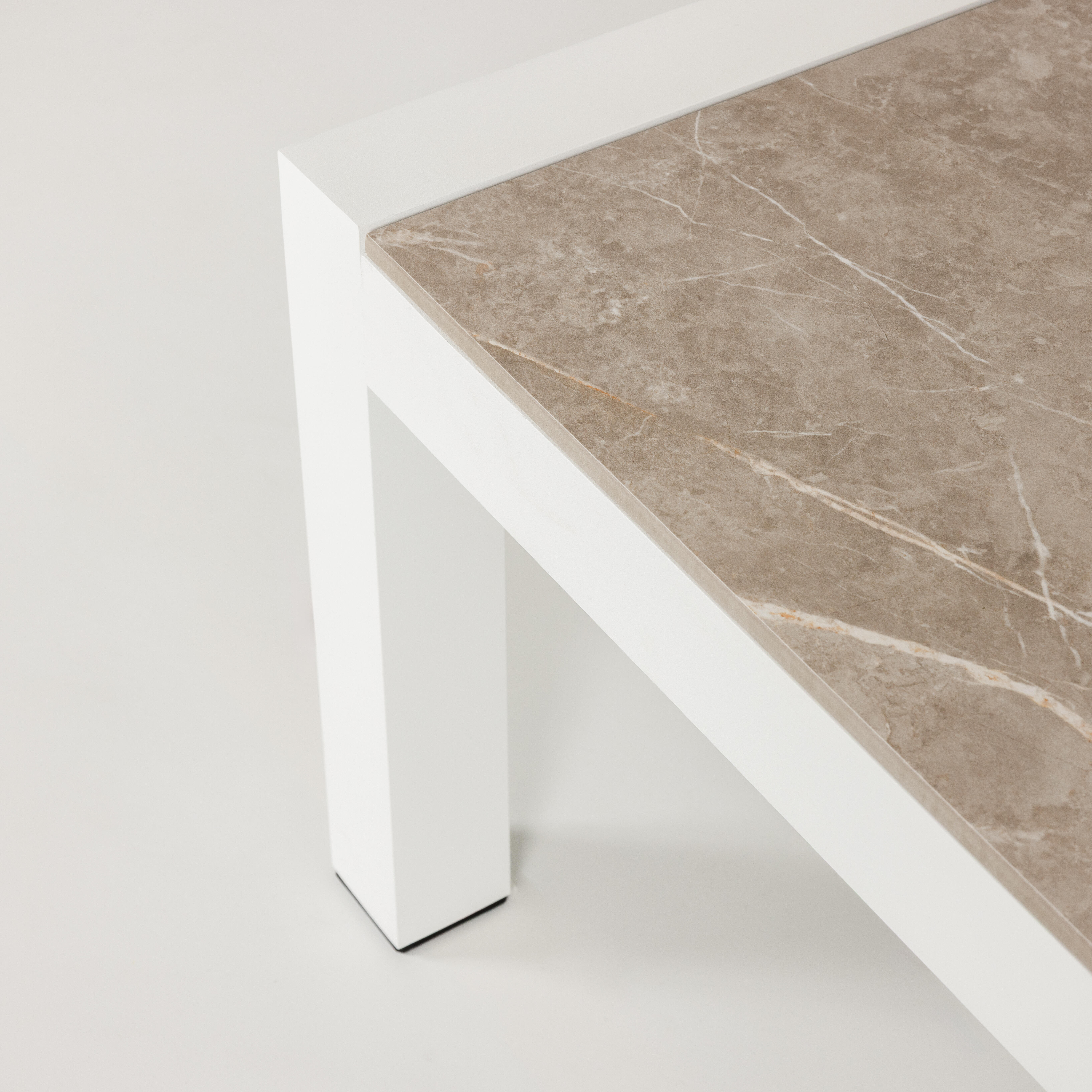 Mesa auxiliar de aluminio y cerámica Luca blanco Taupe de 132x42x60 cm - 11