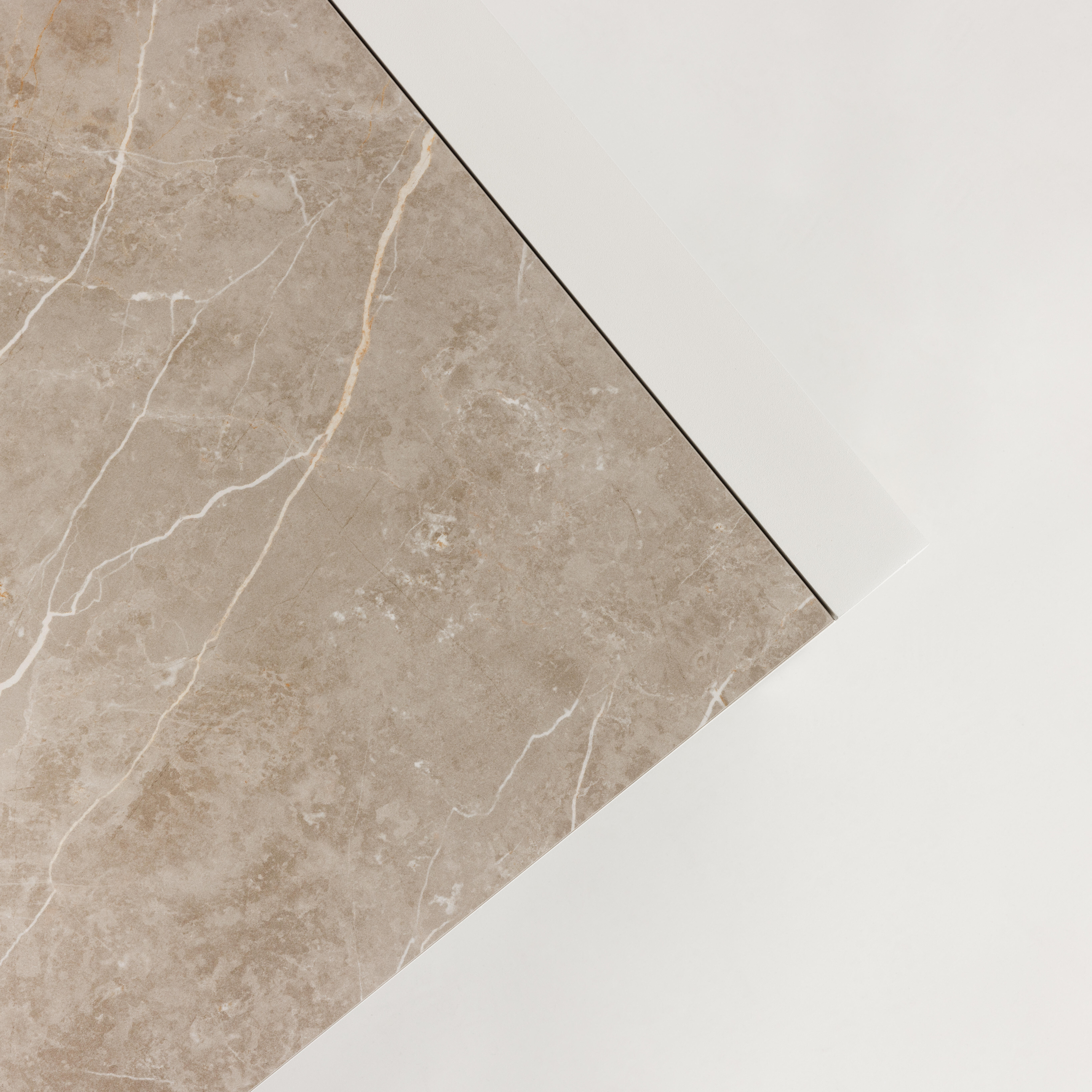 Mesa auxiliar de aluminio y cerámica Luca blanco Taupe de 132x42x60 cm - 10