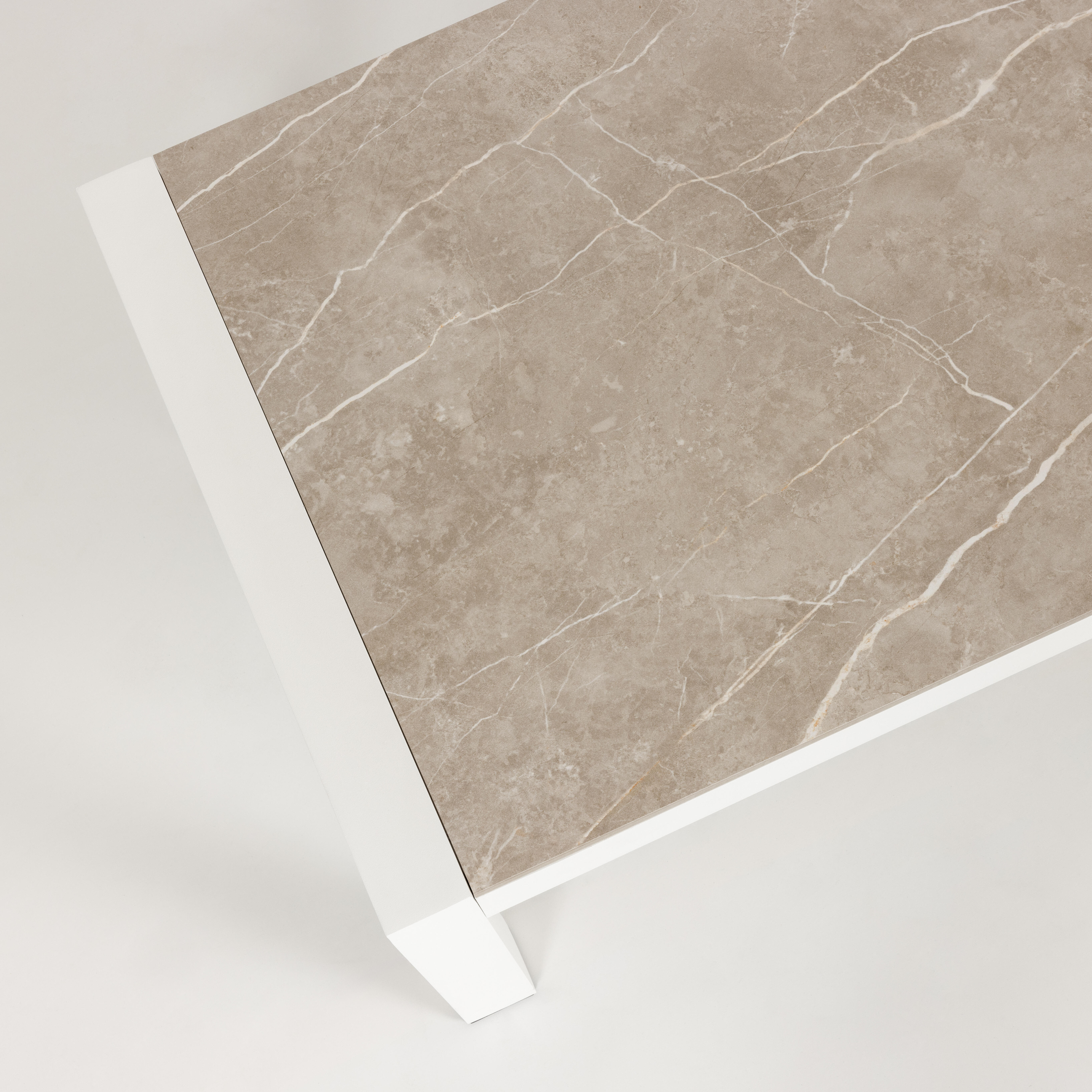 Mesa auxiliar de aluminio y cerámica Luca blanco Taupe de 132x42x60 cm - 9
