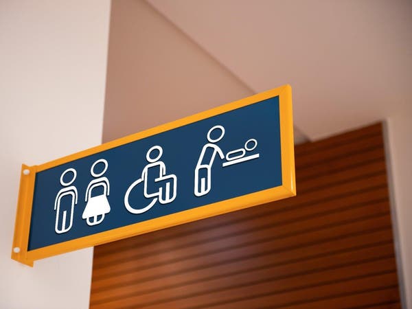 Tablica informacyjna wskazująca toaletę damską, męską, dla osób z niepełnosprawnościami oraz przewijak dla niemowląt.