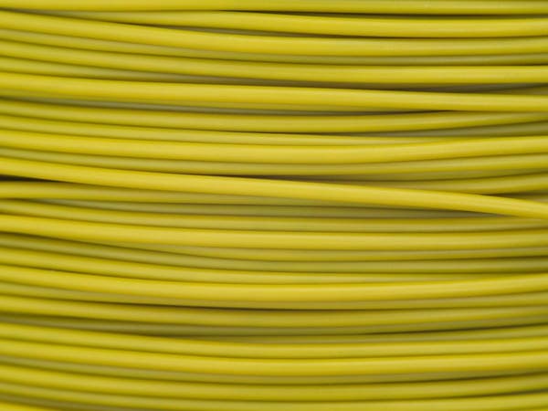 Zbliżenie na zwój żółtego przewodu elektrycznego owiniętego w równoległe warstwy izolacji PVC.