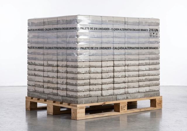 Palete de 384 unidades de Pavimento rectangular tosco 20x10 cm branco