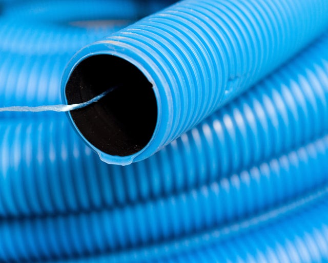 Rura karbowana dwuścienna HDPE fi 40/31 450N UV niebieska z pilotem i złączką 25m