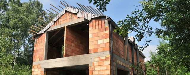 Budowa dwukondygnacyjnego domu jednorodzinnego z pustaków ceramicznych w stanie surowym otwartym.