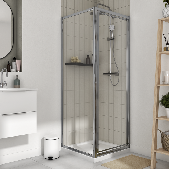 Mampara de ducha frontal  1 puerta batiente transparente Essential perfil aluminio cromo (67-70)x185 cm cristal 4 mm cierre magnético con guía inferior marca Sensea
