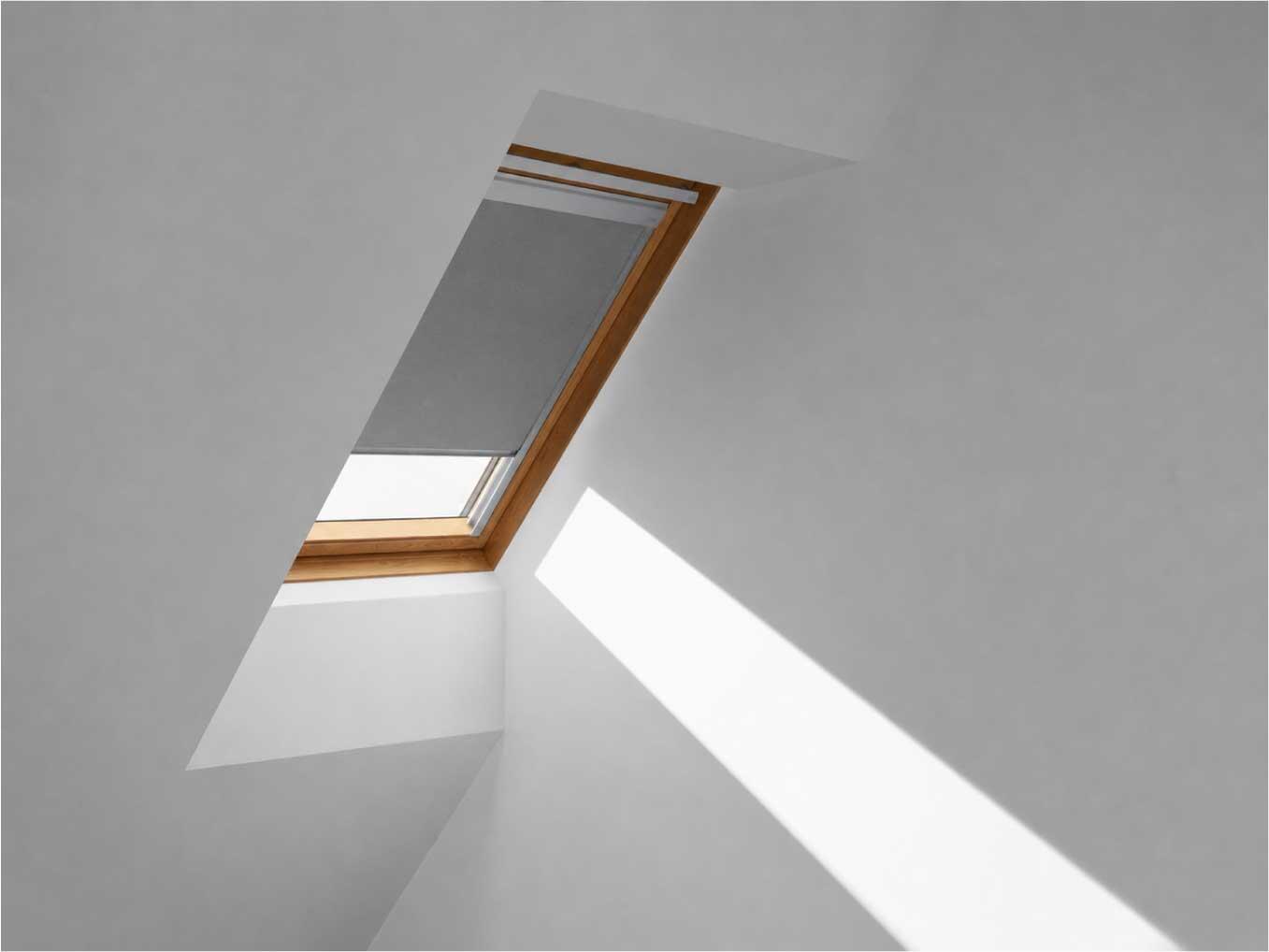 Store fenêtre de toit VELUX occultant gris DBL M04 4204, cadre gris - 2