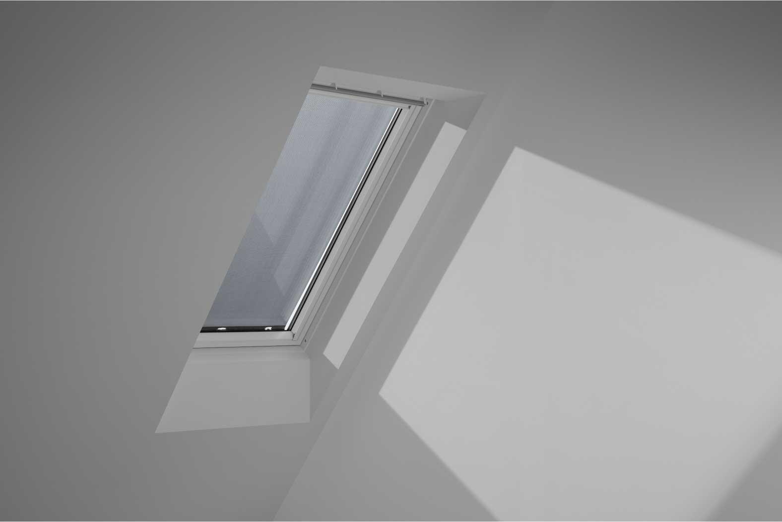 Store fenêtre de toit VELUX pare-soleil manuel noir MHL MK00 cadre Noir - 3