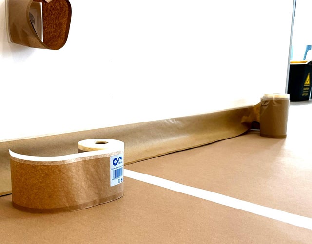 Rollo de papel con cinta para proteger (35gr) 15cmx45m