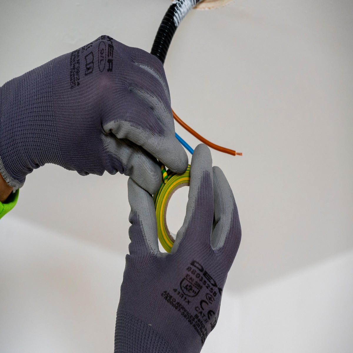 instalar foco empotrable en techo