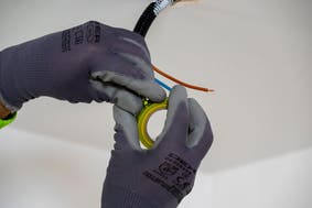 instalar foco empotrable en techo