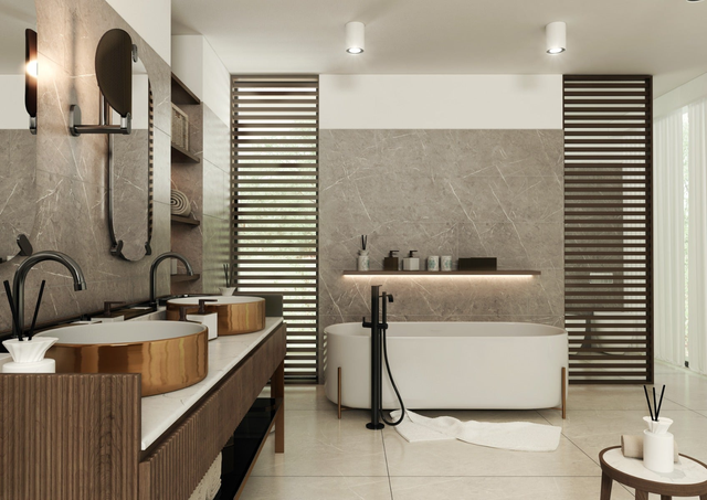 Elegancka łazienka w stylu spa z wolnostojącą wanną, złotymi umywalkami nablatowymi i ścianami z szarego marmuru z drewnianymi lamelami.