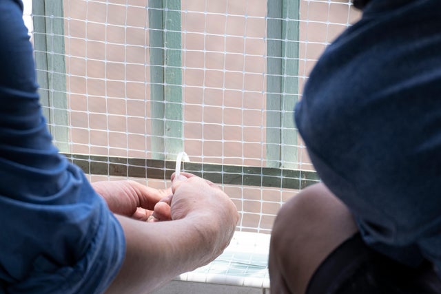 Instalacja siatki zabezpieczającej na balkonie