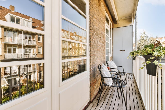 Balkon z metalową szafą