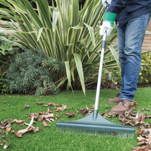 Spazzola Per Erba Sintetica Con Manico Estensibile 80-140 Cm - Rastrello Per Pulizia Prato Artificiale - Foto 13