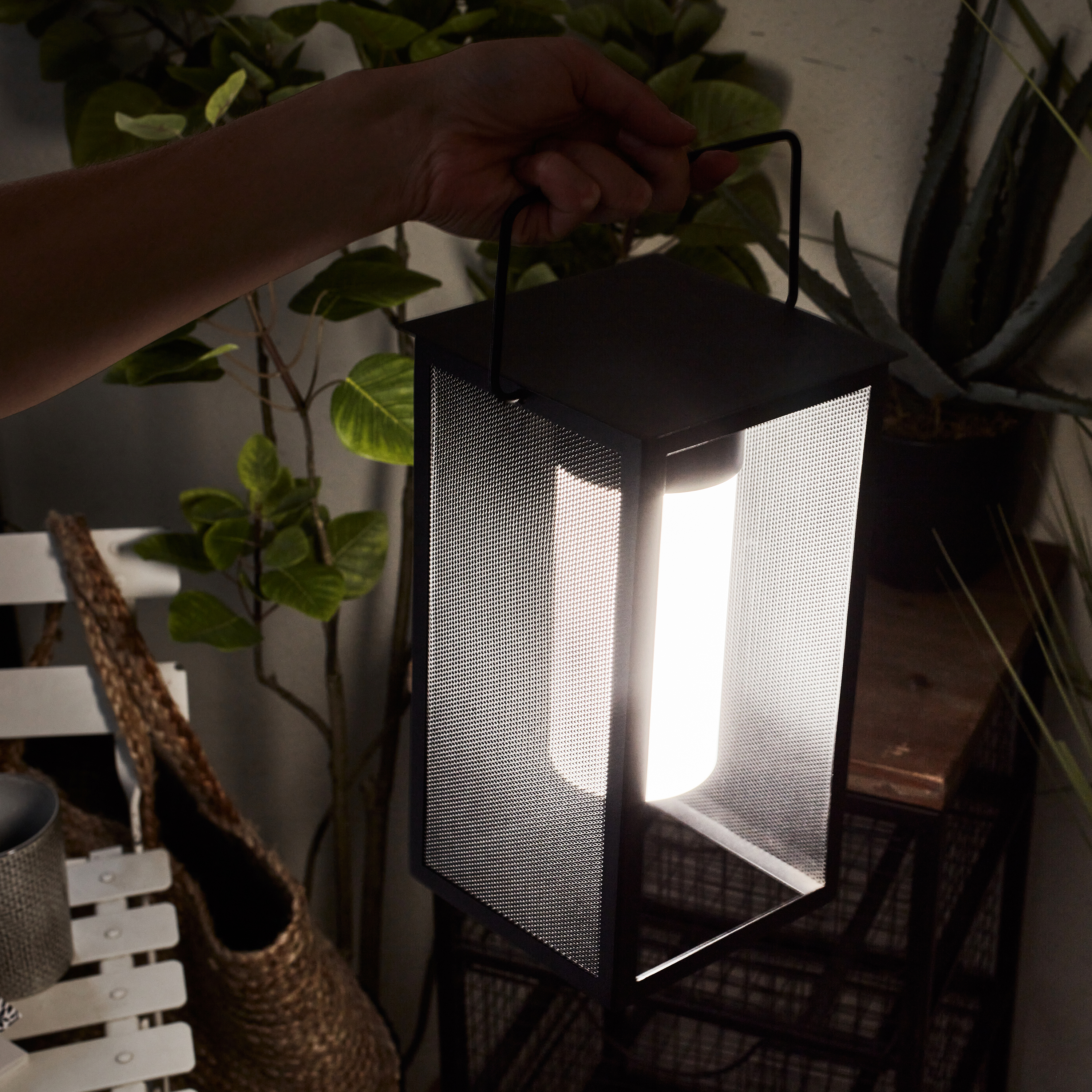 Lámpara de mesa LED Meshy INSPIRE con estructura negra luz neutra 4000K de pilas - 6