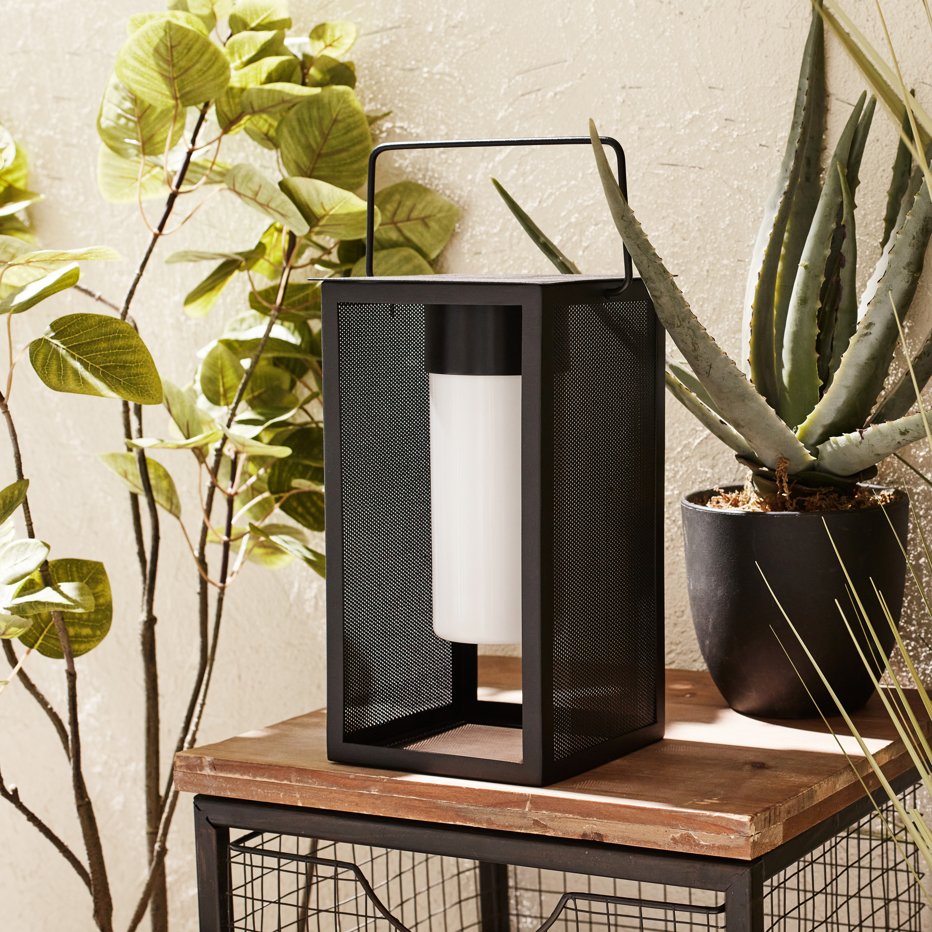 Lámpara de mesa LED Meshy INSPIRE con estructura negra luz neutra 4000K de pilas - 2