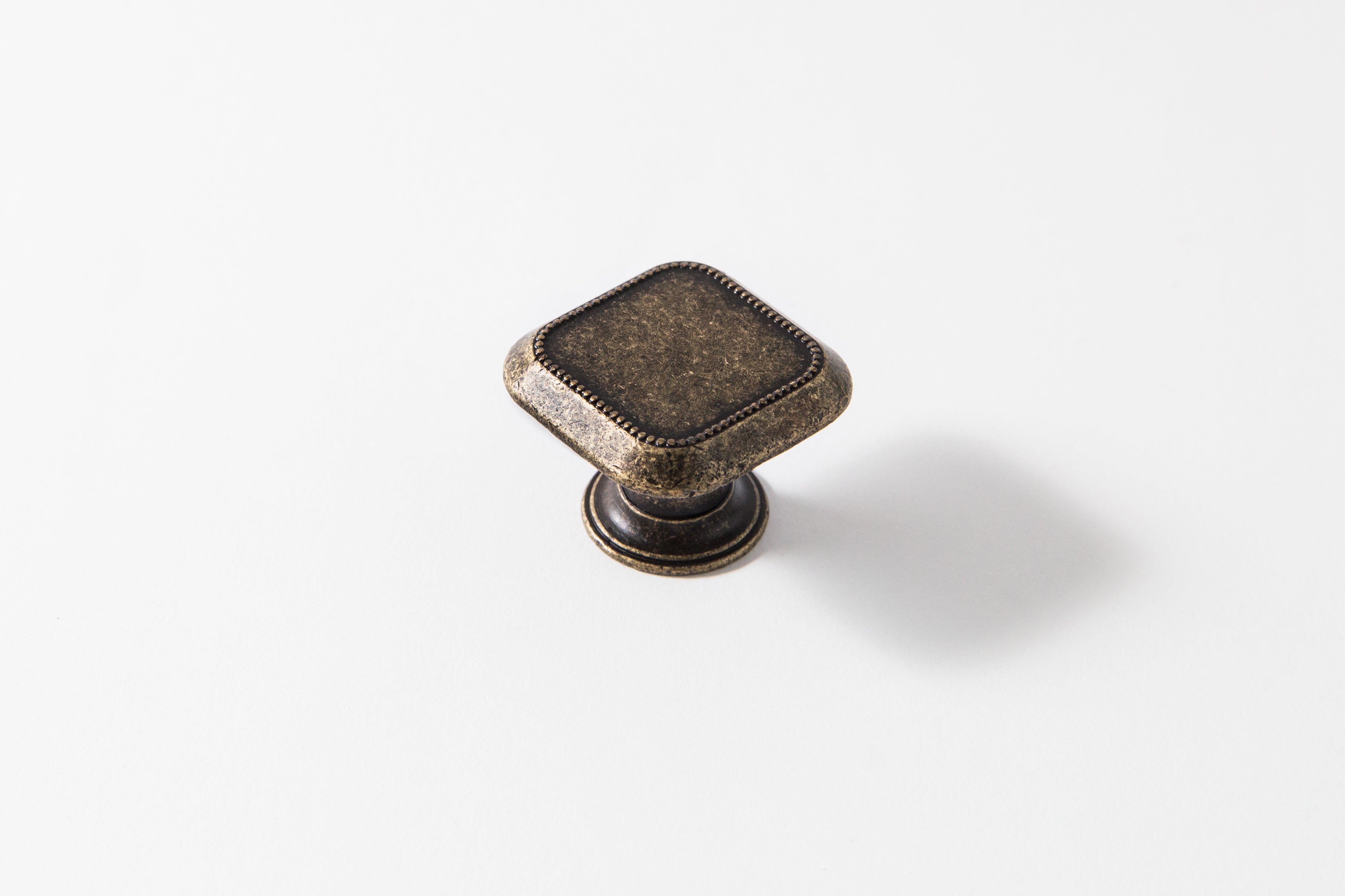 Bouton de meuble carré, zamak vieil or laitonné, l.30 mm - 2