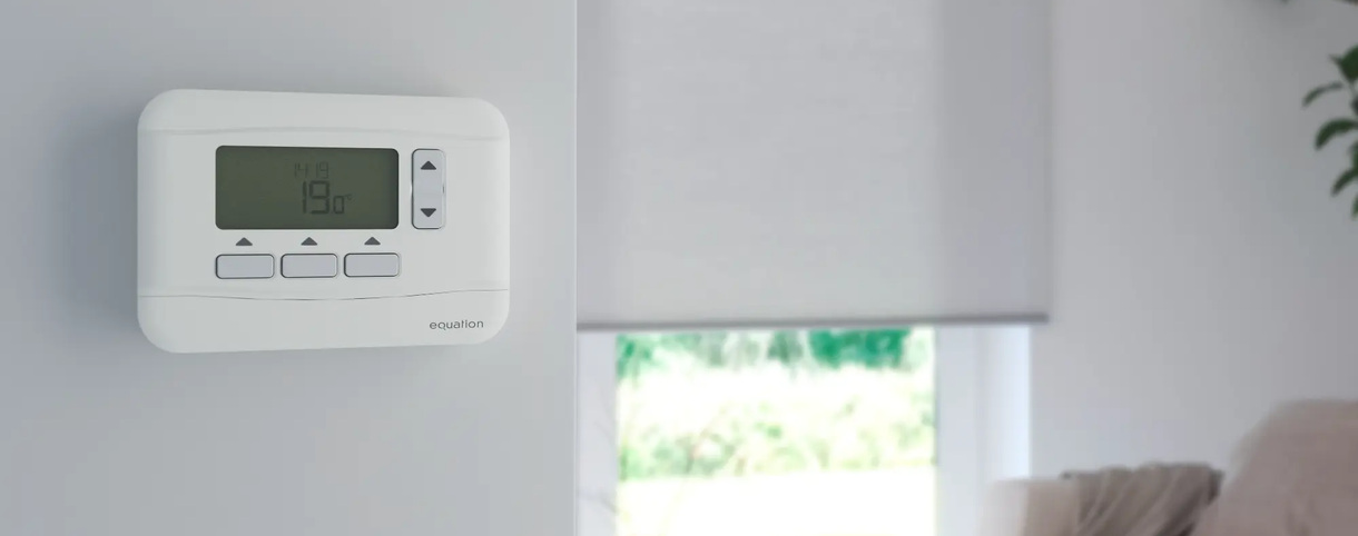 Thermostat pour plancher chauffant et chauffage central pilotable