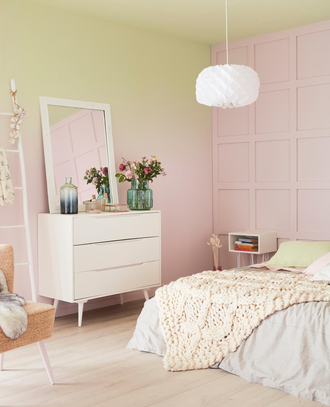 Diapositive Une chambre parentale rose et jaune