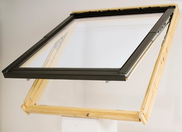 Fenêtre de toit FAKRO bois 114 x 118 cm à projection