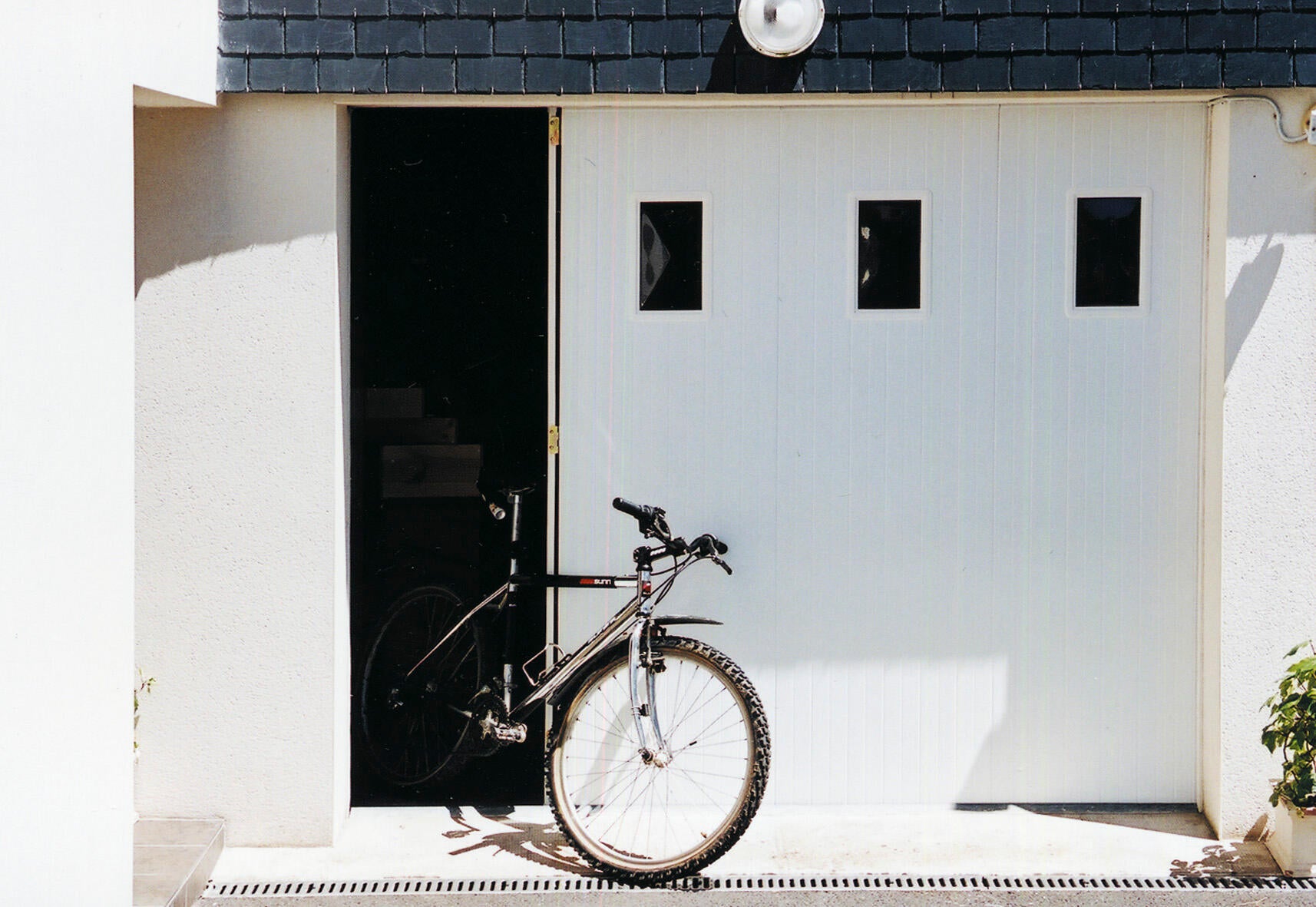 Porte de garage coulissante - PVC - blanc - 2000 x 2400 mm - hublots