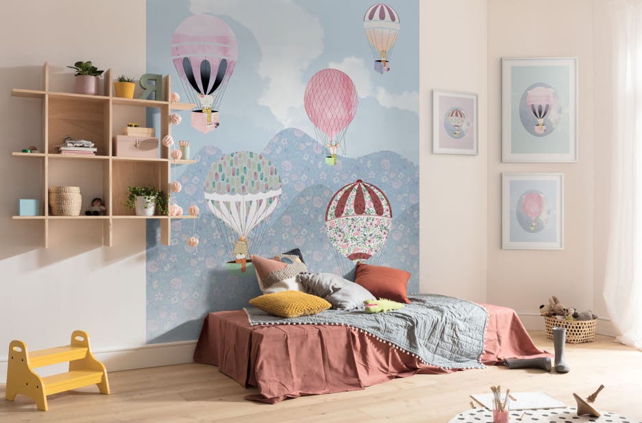 Une chambre d'enfant avec un poster mural XXL