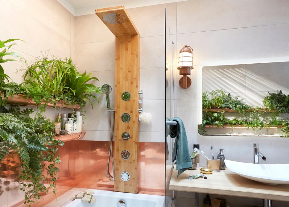 Colonne de douche en bois dans une salle de bains végétale