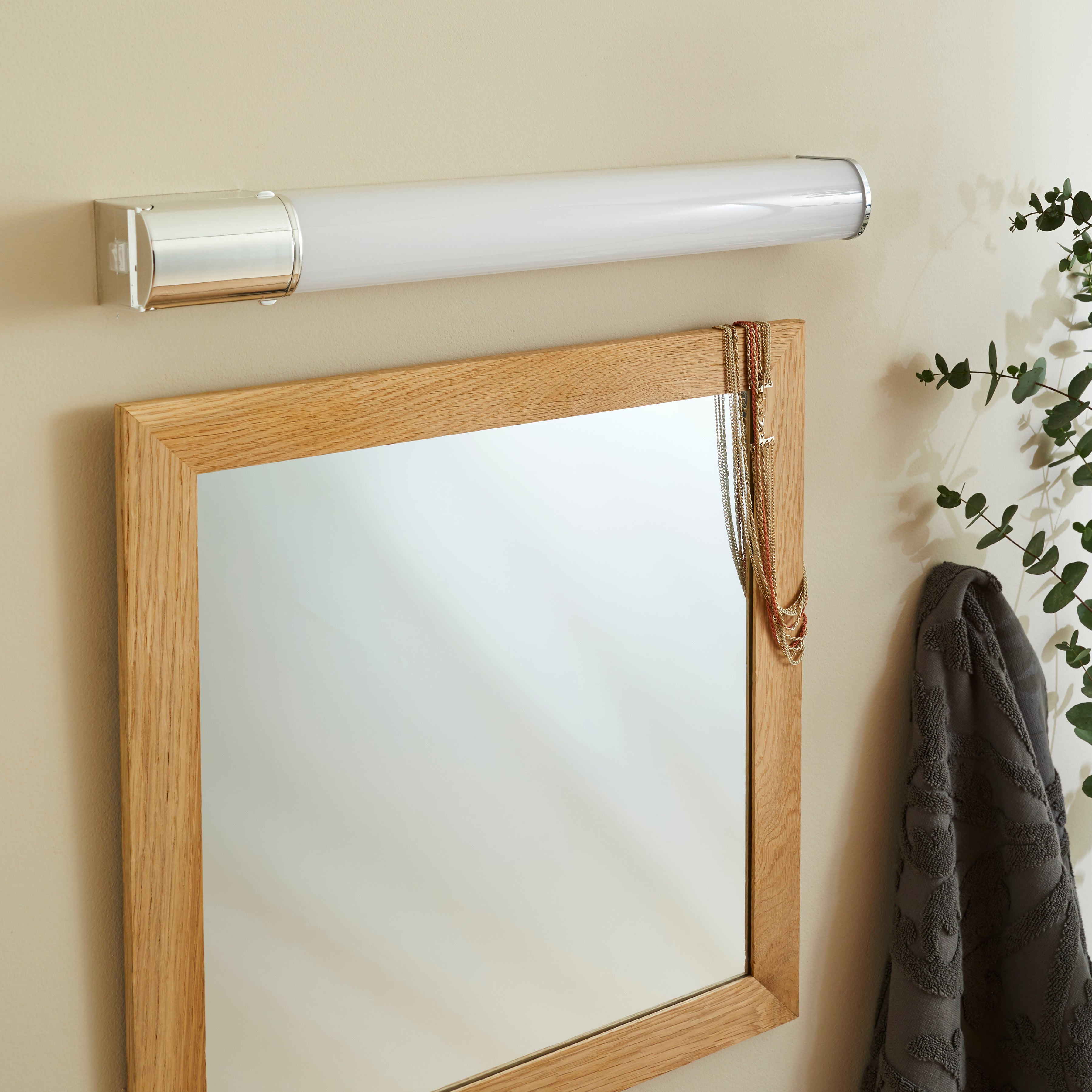 Réglette LED salle de bain avec prise, L.49 cm, 700 lumens blanc chaud, chrome - 2