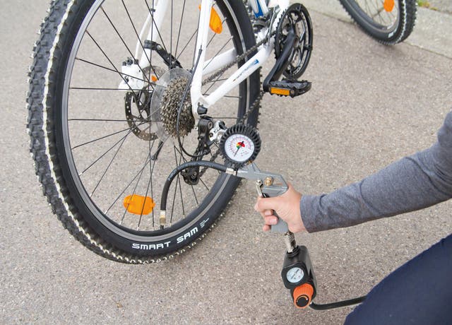 photo d'un gonflage de pneu de vélo