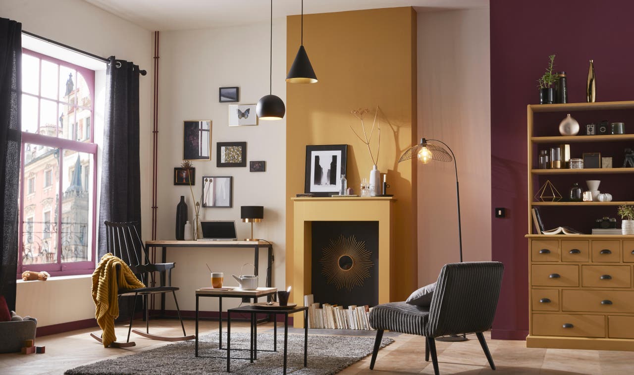 Diapositive De la peinture jaune moutarde dans un salon chic