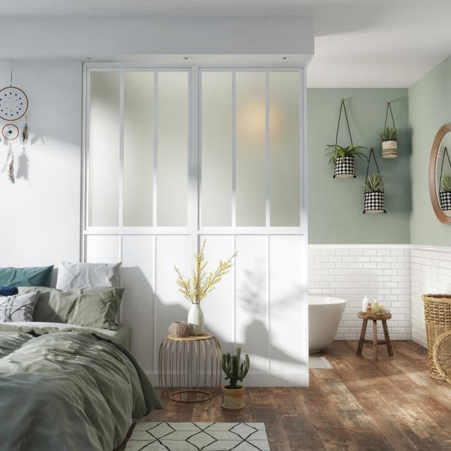 photo d'une cloison blanche dans la chambre