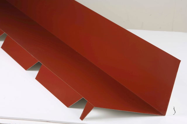 Faîtière sur mur pour plaque nervurée 63/100 rouge ral 8012, L.2.1 m